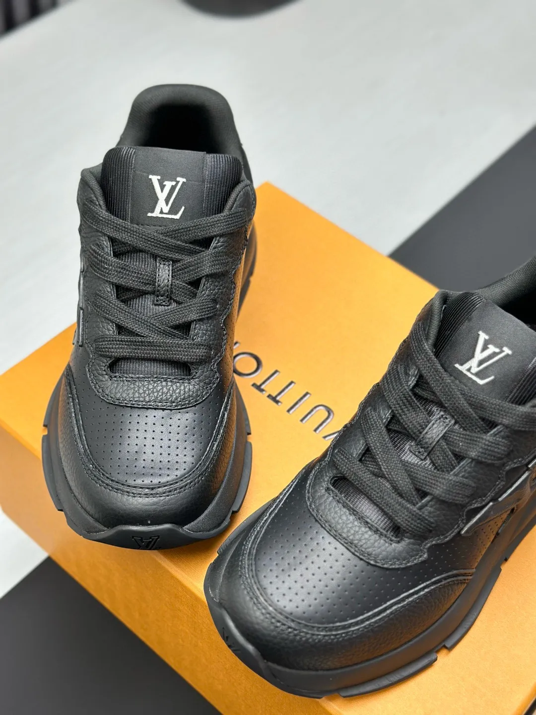 Factory price: 640💰Top version LV-Louis Vuitton-classic catwalk new style original 1:1 developed replica! ! The upper foot is very comfortable. It is made of luxurious materials and fine workmanship. The midsole is printed with English letters "Made in Europe". The upper is made of calfskin imported from Italy. The side is decorated with the brand's LOGO and signature. The latest latex foot pads and mesh lining make the foot feel super comfortable. The original two-color TPU combination outsole is specially provided by the original factory. Bag technology Goodyear stitched edges Fabric: Exclusive custom first-layer cowhide Accessories: Exclusive private model Vuitton logo, lining: Customized silk mesh lining - first-layer silk cowhide lining Outsole: TPU combination outsole wear-resistant, non-slip and anti-yellowing Foot pads: new latex pads-mesh sweat-absorbent Counter technology: fully computerized sewing machine wire drawing Toe box back cover Hot and cold shaping Full set of pull-top last with medium and low logo pattern Counter packaging - Shoelaces, certificates, cards, instructions, certificates, dust bags, the most complete packaging on the Internet, men's size: 38-46 (38/46 customized, non-refundable!)